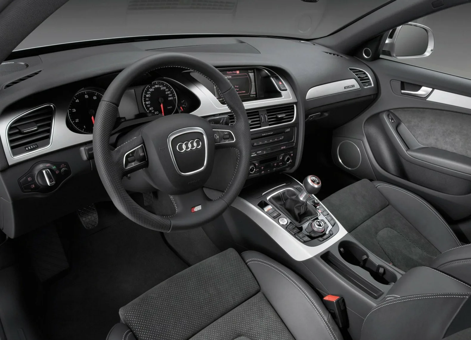 Вид салона Audi A4 B8